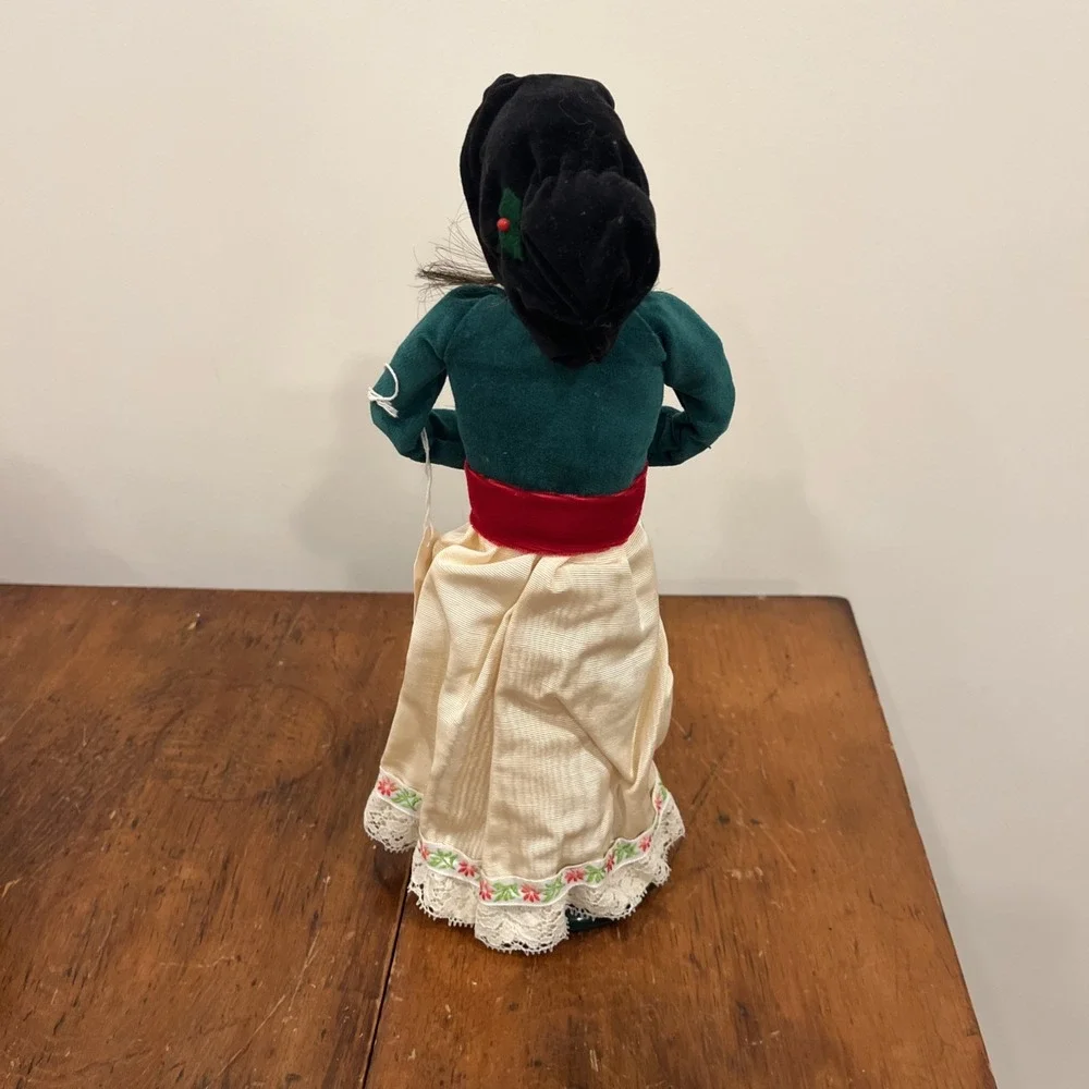 1992 BYERS CHOICE CHRISTMAS CAROLER Woman Long Brown Hair Green White Dress